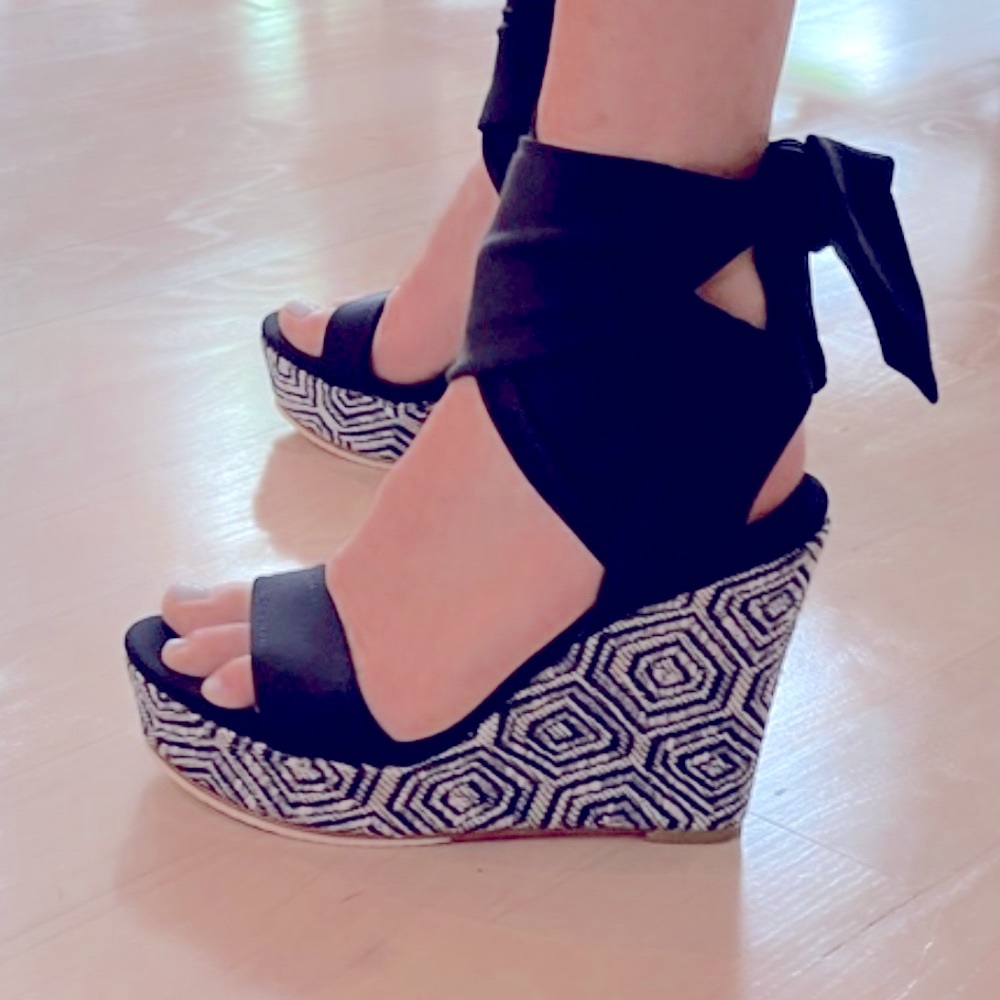 Donald J Pliner navy wedge tie up sandal size 8.5